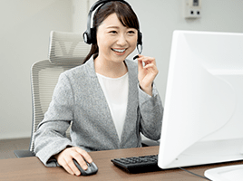 女性オペレーターが電話をしている様子