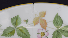 汚れや傷のある食器